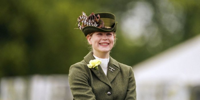 Lady Louise Windsor f&ecirc;te ses 18 ans : &agrave; quoi ressemble la petite-fille de la reine Elizabeth II ? 