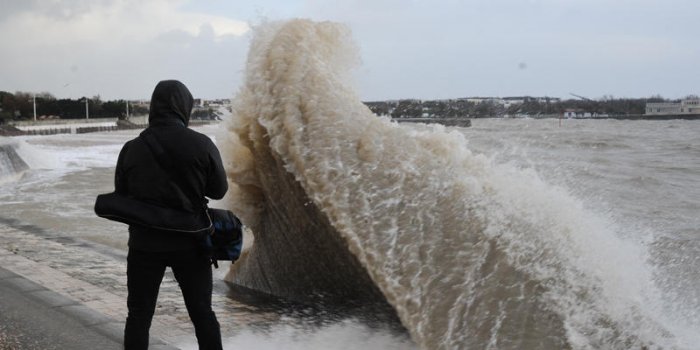 EN IMAGES Impressionnant : des vents violents et des vagues-submersions frappent le littoral 