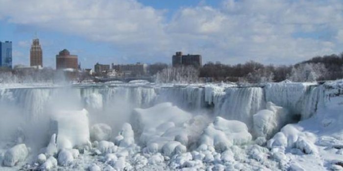 Images &agrave; couper le souffle : les chutes du Niagara gel&eacute;es 