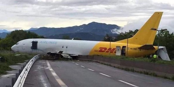 EN IMAGES Italie : un avion sort de piste et finit sur une autoroute !