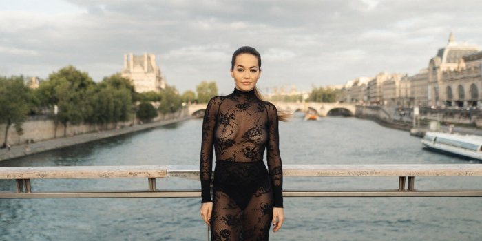 Fashion Week de Paris : Rita Ora ultra sexy dans une robe en r&eacute;sille noire