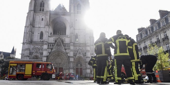 Cath&eacute;drales de Nantes : les images du violent incendie survenue ce samedi