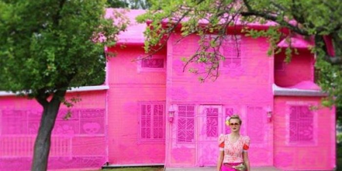 EN IMAGES Une artiste recouvre deux maisons&hellip; de laine rose !