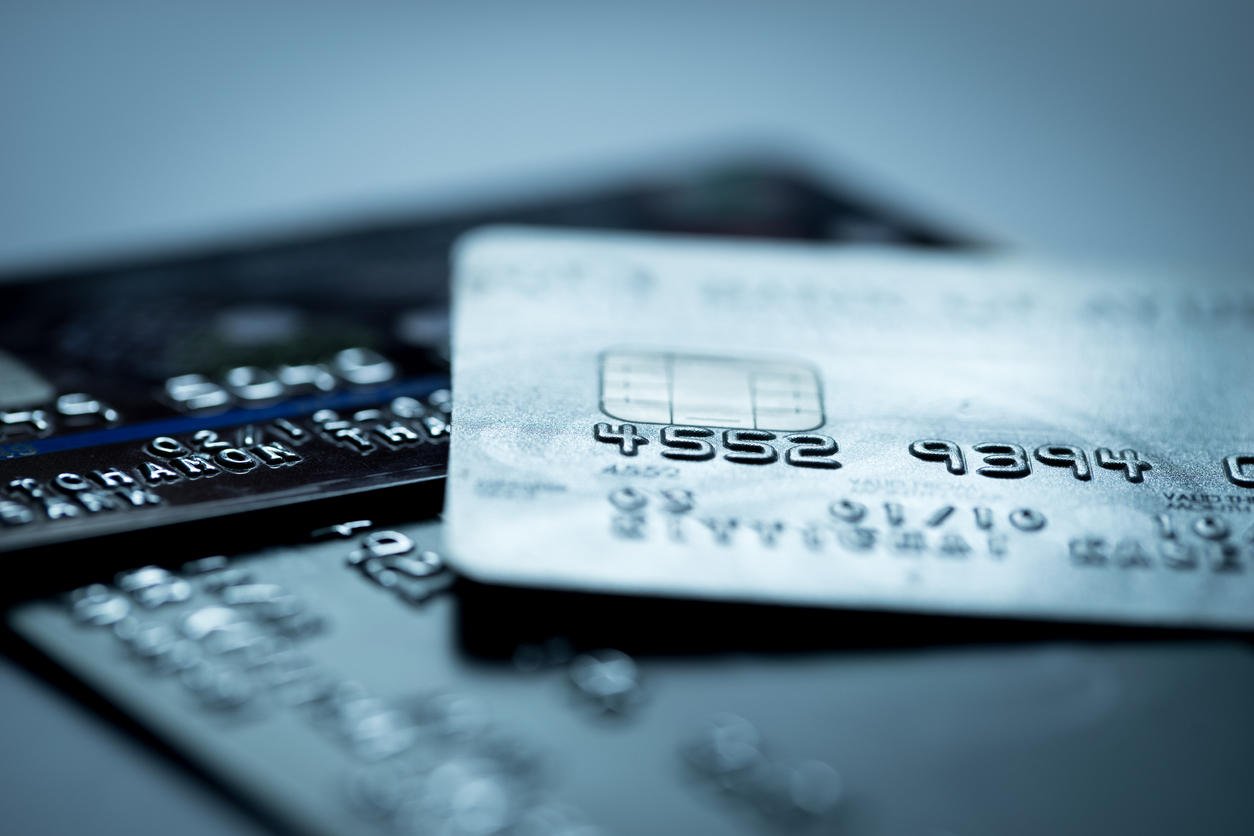Voici comment repérer une fausse carte bancaire | Planet.fr