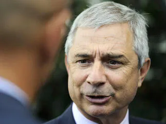 claude bartolone, président socialiste de l'assemblée nationale française, s'entretient avec des personnes lors du congrès europe ecology les verts (eelv) le 18 septembre 2012 à nantes, ouest de la france afp photo jean-sebastien evrard