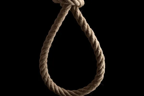 nœud coulant avec le noeud du bourreau suspendu devant le fond noir