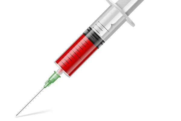 seringue médicale avec du sang isolé sur fond blanc