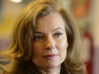 première dame française valerie trierweiler parle avec des élèves dans une salle de classe lors de sa visite à l'école française de chicago, illinois le 21 mai 2012 afp photo eric feferberg
