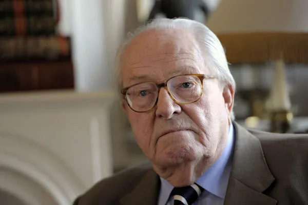 président national d'honneur de l'extrême-droite (fn), parti d'honneur, jean-marie le pen pose, le 1er octobre 2012 chez lui à saint-cloud afp photo bertrand cool