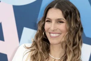 "Le traumatisme est intact" : Laury Thilleman revient sur le jour où Ary Abittan l’a embrassée de force 