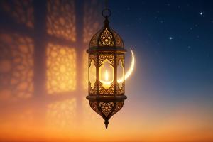 Représentation symbolique du commencement du Ramadan : une lanterne marocaine ajourée ancienne suspe