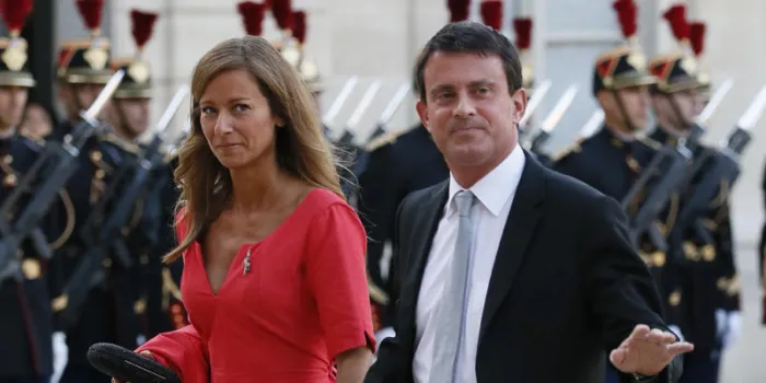 le ministre de l'intérieur français manuel valls (r) et son épouse anne gravoin arrivent au palais présidentiel d'elysée, à paris, le 3 septembre 2013, pour un dîner d'État avec les présidents français et allemand afp photo patrick kovarik
