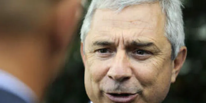 claude bartolone, président socialiste de l'assemblée nationale française, s'entretient avec des personnes lors du congrès europe ecology les verts (eelv) le 18 septembre 2012 à nantes, ouest de la france afp photo jean-sebastien evrard