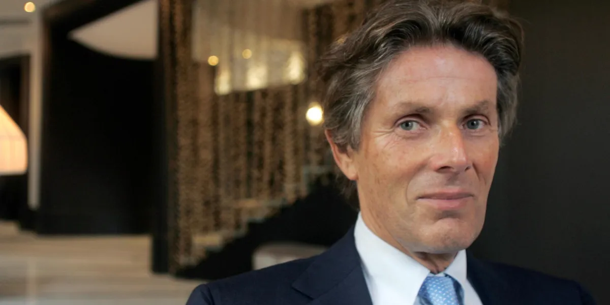 le pdg du groupe lucien barriere, dominique desseigne pose, le 20 octobre 2006 dans le hall du nouveau palace parisien fouquet's qui doit ouvrir ses portes en fin de mois afp photo francois guillot