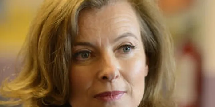 première dame française valerie trierweiler parle avec des élèves dans une salle de classe lors de sa visite à l'école française de chicago, illinois le 21 mai 2012 afp photo eric feferberg