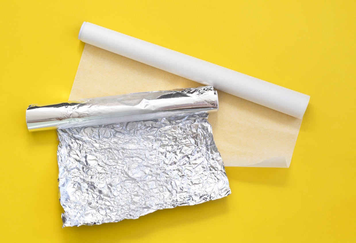Papier aluminium : de quel côté faut-il l'utiliser ?