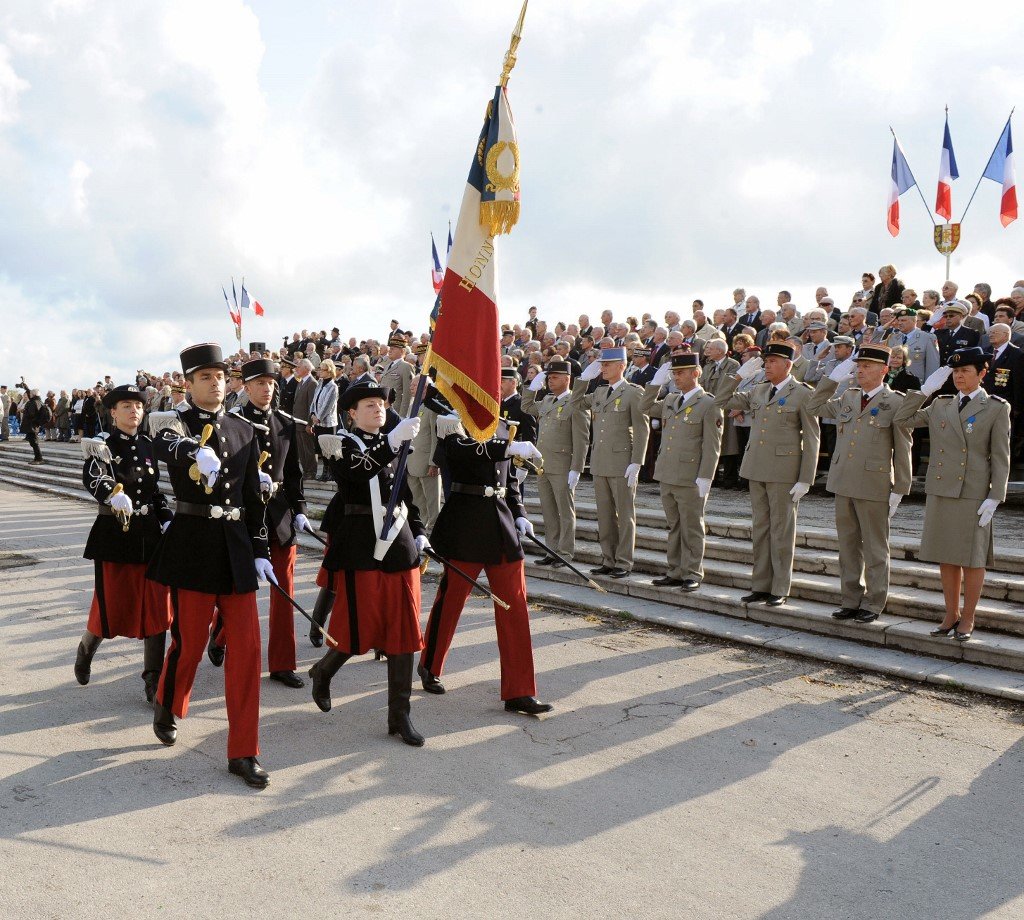 8 мая мужчина. Парад во Франции 8 мая. Французский парад Победы. Парад Победы в США. 9 Мая во Франции.