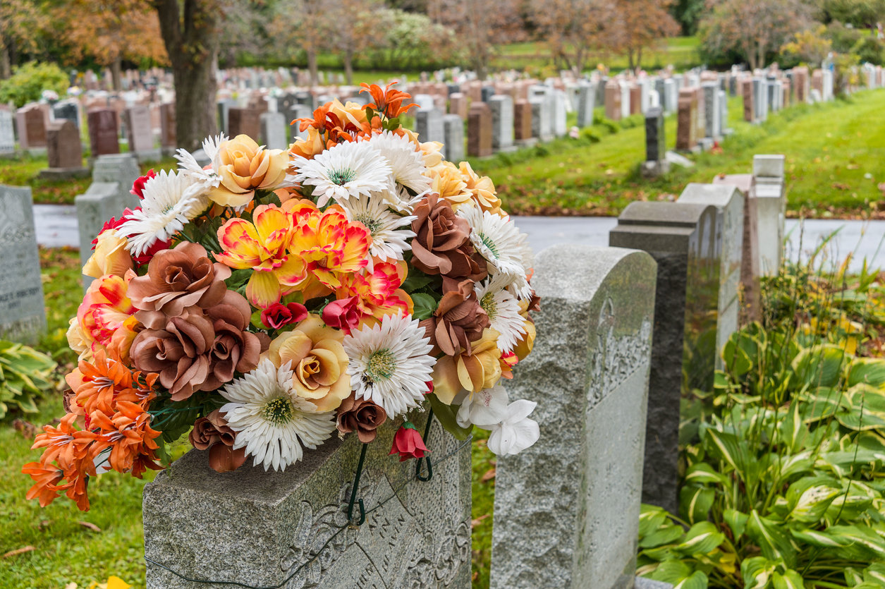 Des bornes numériques font leur apparition à l’entrée des cimetières : une carte numérique