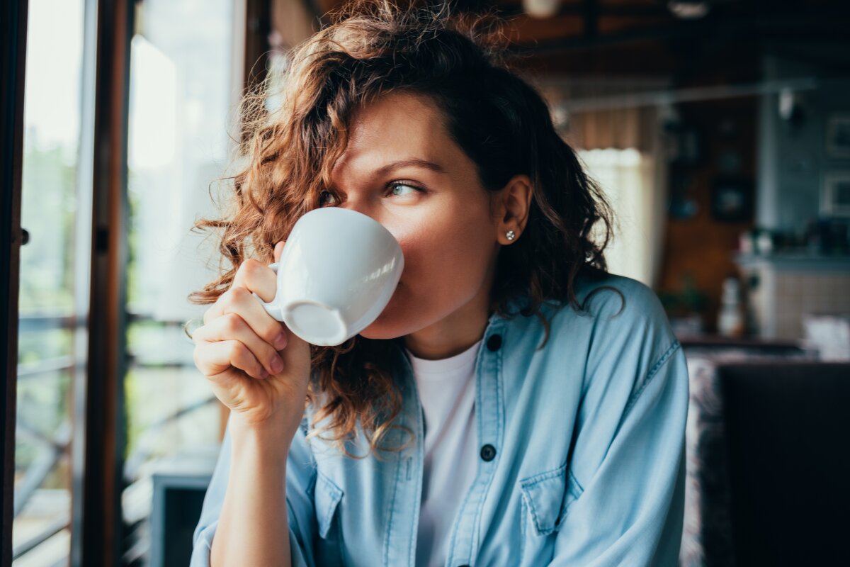 Sommeil : faut-il vraiment éviter de boire du café le soir ?