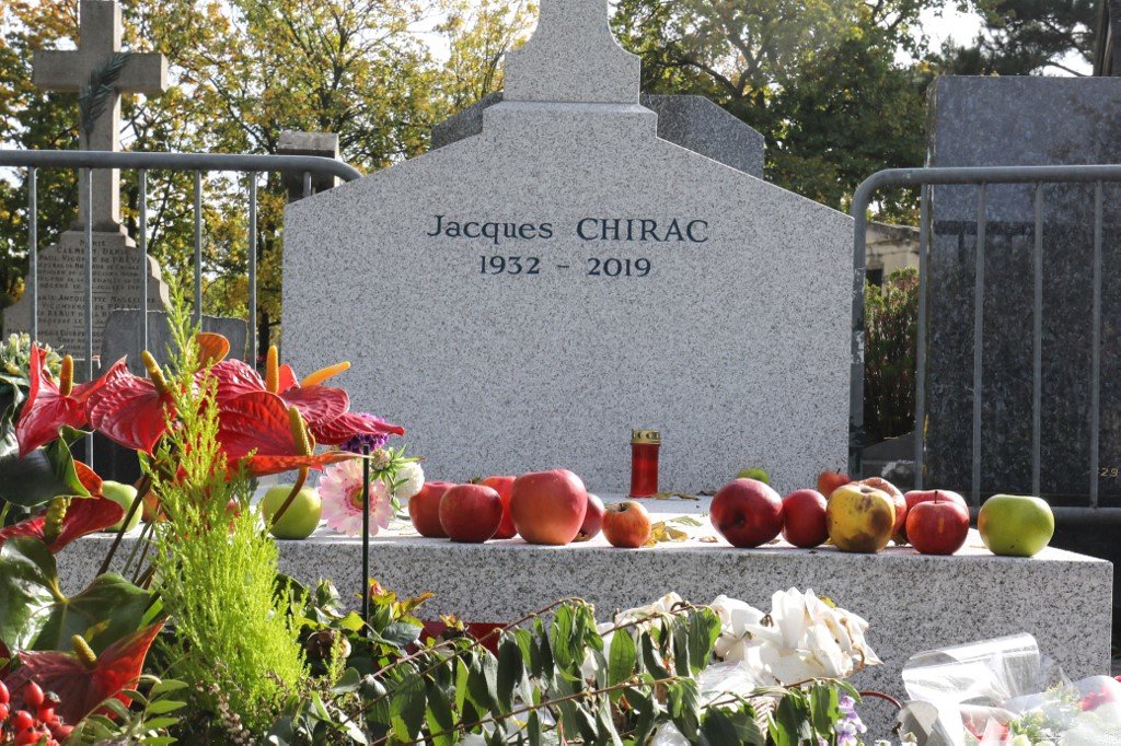 Jacques Chirac : pourquoi retrouve-t-on des pommes sur sa tombe ?