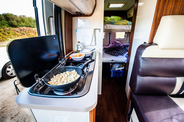 Camping-car : 8 plats à ne pas cuisiner à l’intérieur