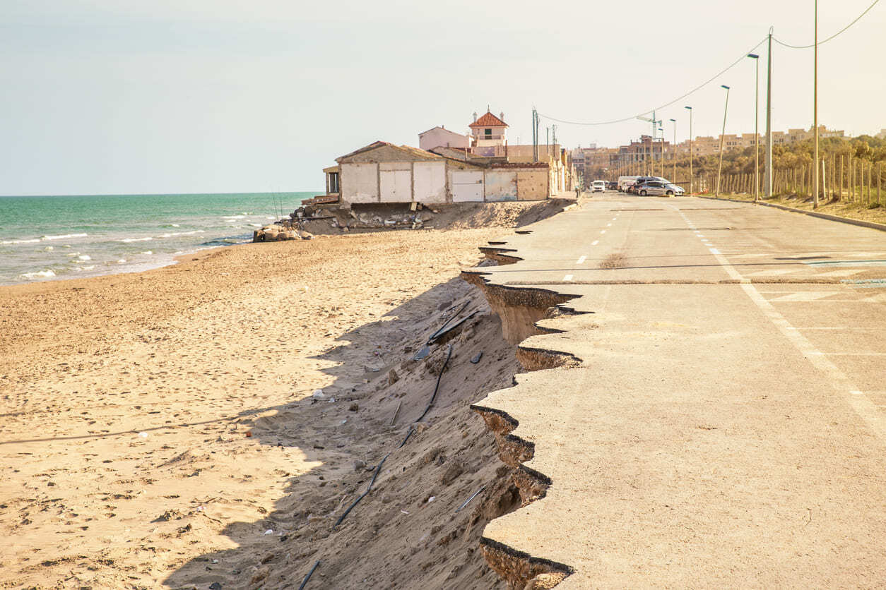 Recul du trait de côte en France : les 10 départements où des logements seront détruits avant 2050