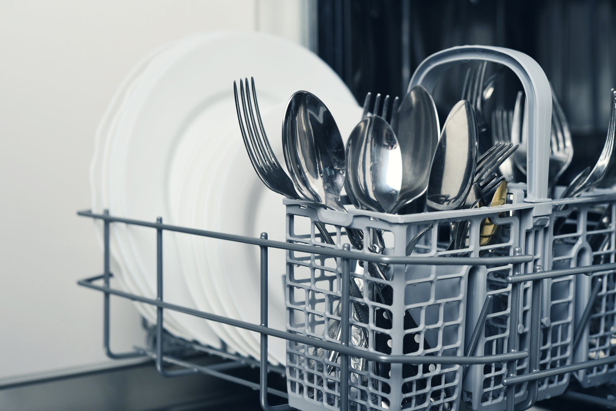 Nettoyer la vaisselle après le lavage en machine lave-vaisselle