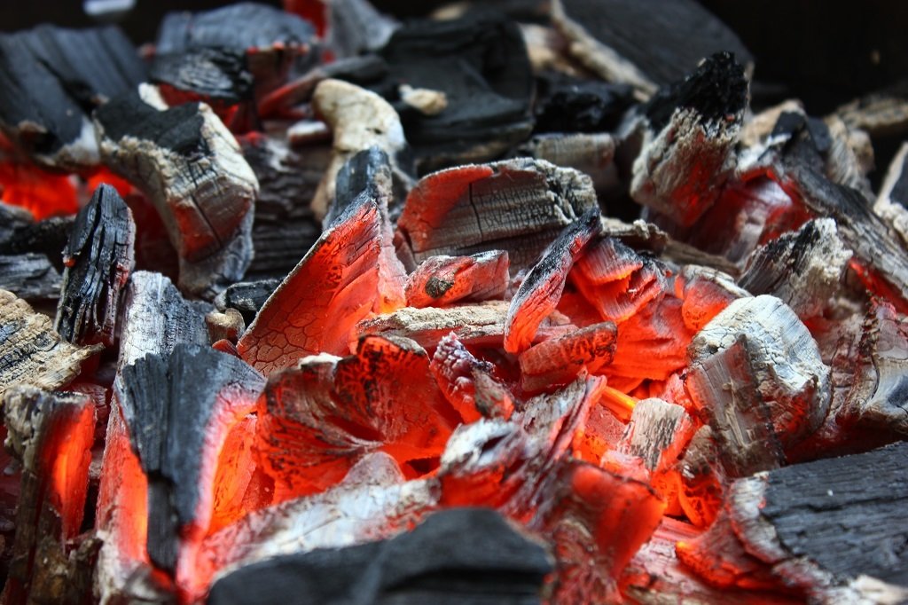 Fond De Charbon De Bois Pour Barbecue Avec Flammes Banque D'Images
