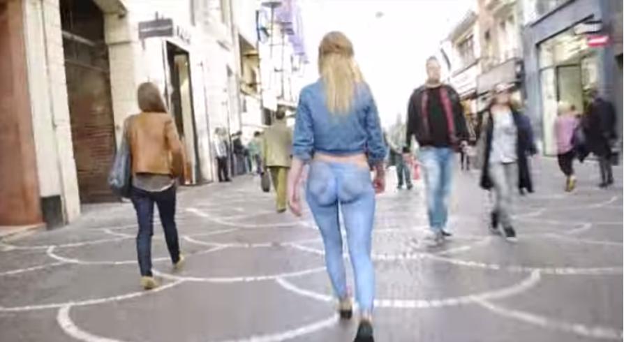 Fil Info | VIDEO - Elle se balade nue dans les rues de 