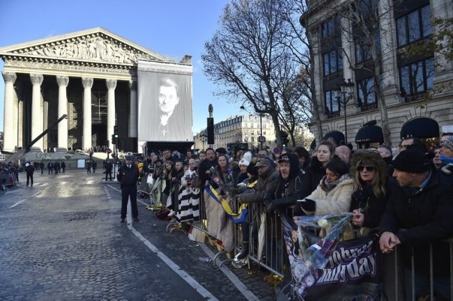 Un million de fans venus lui dire adieu sur les Champs-Élysées