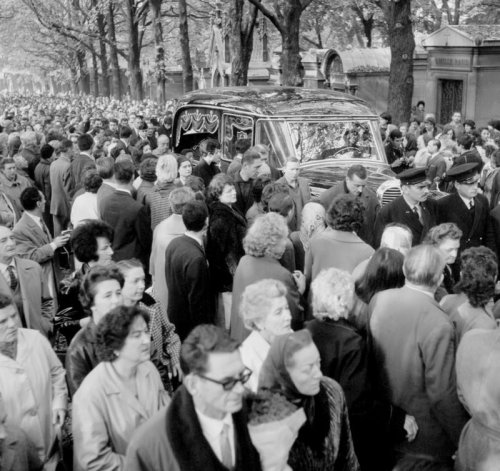 15 décembre 1963 : l’hommage des Parisiens à l’icône de la chanson française Edith Piaf