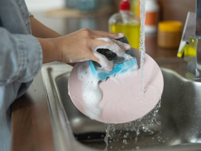Vaisselle à la main : comment faire des économies d'eau ?