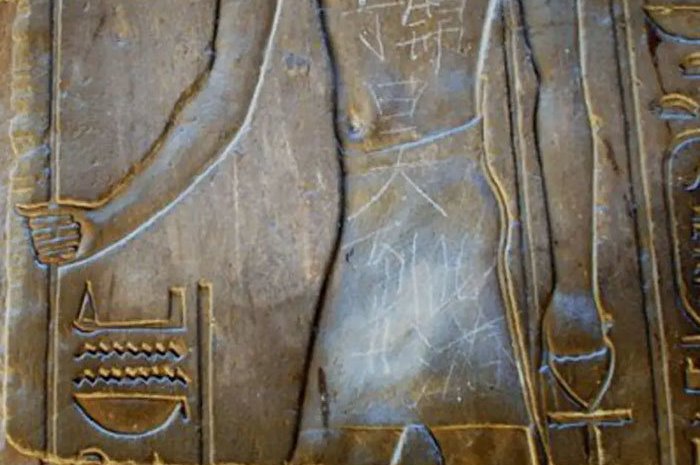 En 2013, un adolescent chinois a tagué son nom dans l'enceinte du temple d'Amenhotep III, à Louxor, en Égypte