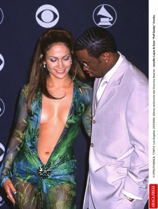 Jennifer Lopez aux côtés de Diddy, son compagnon de l'époque, aux Grammy Awards en 2000