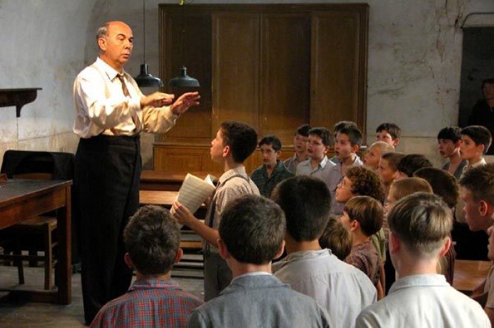 L'acteur dirige une chorale de garçons dans "Les Choristes" (2003)