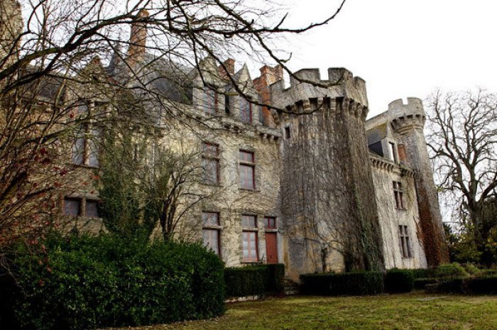 Gérard Depardieu est confiné dans le château de Tigné