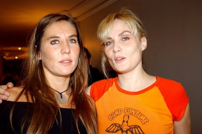Mathilde Seigner et sa sœur Emmanuelle en novembre 2003