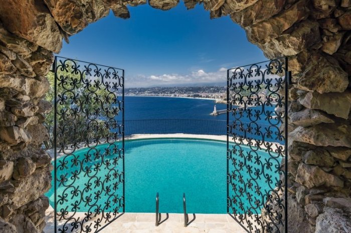 Une incroyable piscine extérieure avec vue sur la Méditerranée