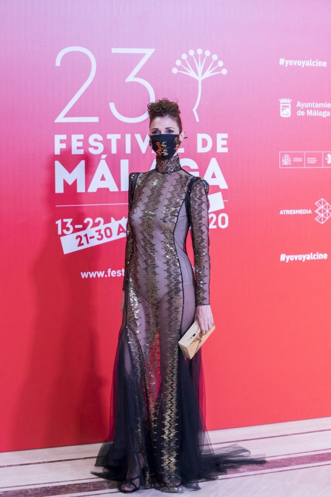 L'actrice Ruth Gabriel pose avec son masque dans une robe transparente