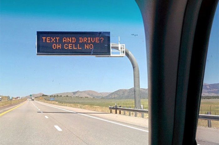 "Envoyer des textos sur son portable et conduire ? Oh non !"