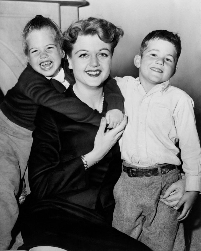 Angela Lansbury et ses enfants Deidre et Andrew en 1957