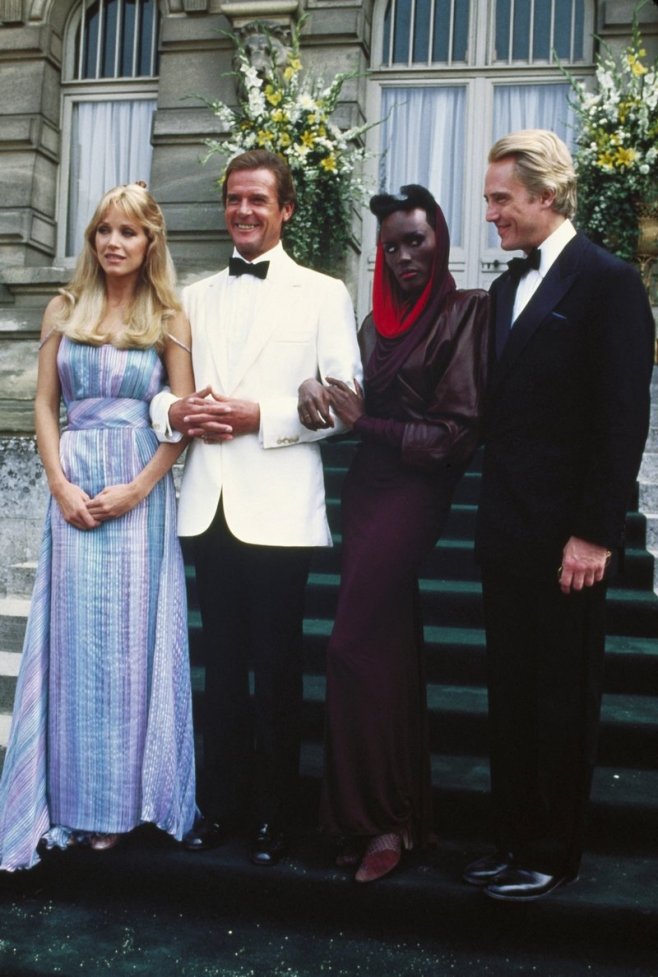 Tanya Roberts (à gauche) avec Roger Moore, Grace Jones et Christopher Walken
