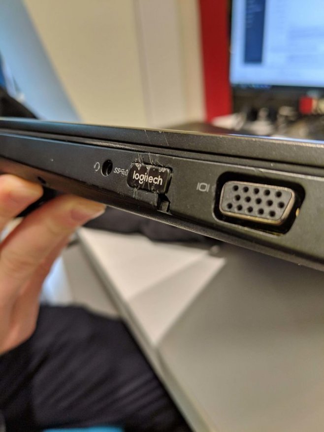 Quand tu galères à enlever le port USB de ta souris sans fil