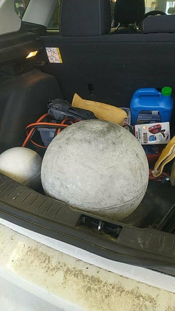 Qui transporte une boule pareille dans son coffre de voiture ?