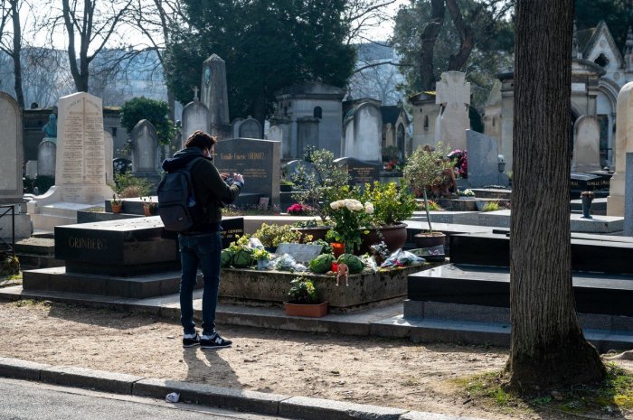 La tombe du chanteur Serge Gainsbourg, le 2 mars 2021