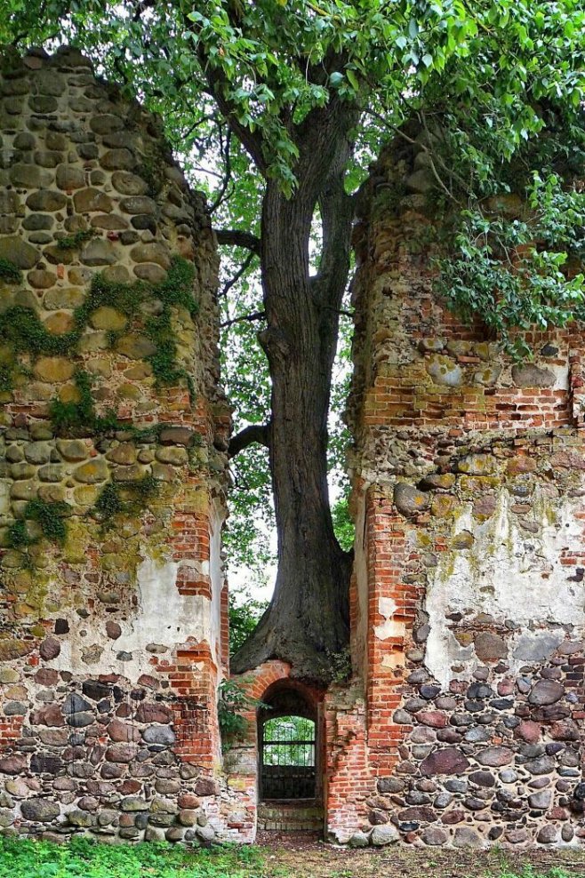 Le gardien de la porte au château abandonné de Putzar en Allemagne