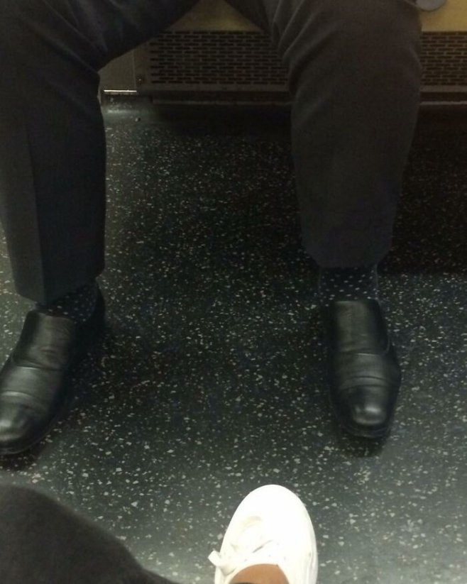 Assis en face de l'homme invisible dans le métro