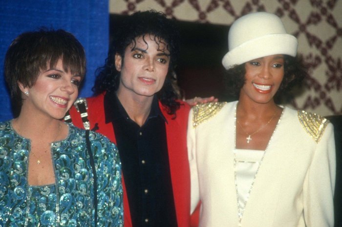 Liza Minnelli entourée de Michael Jackson et Whitney Houston en 1987