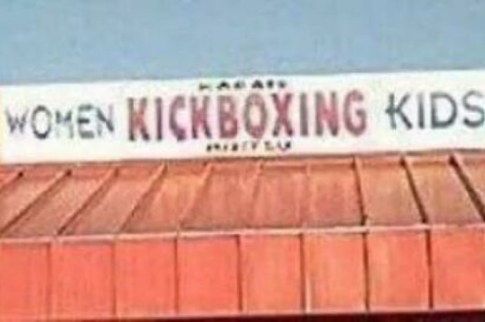 Cette affiche de kickboxing a été détournée et cela donne : "Les femmes font du kickboxing sur les enfants"