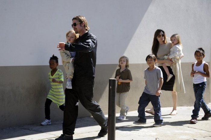 Brad Pitt et Angelina Jolie en balade familiale en 2011